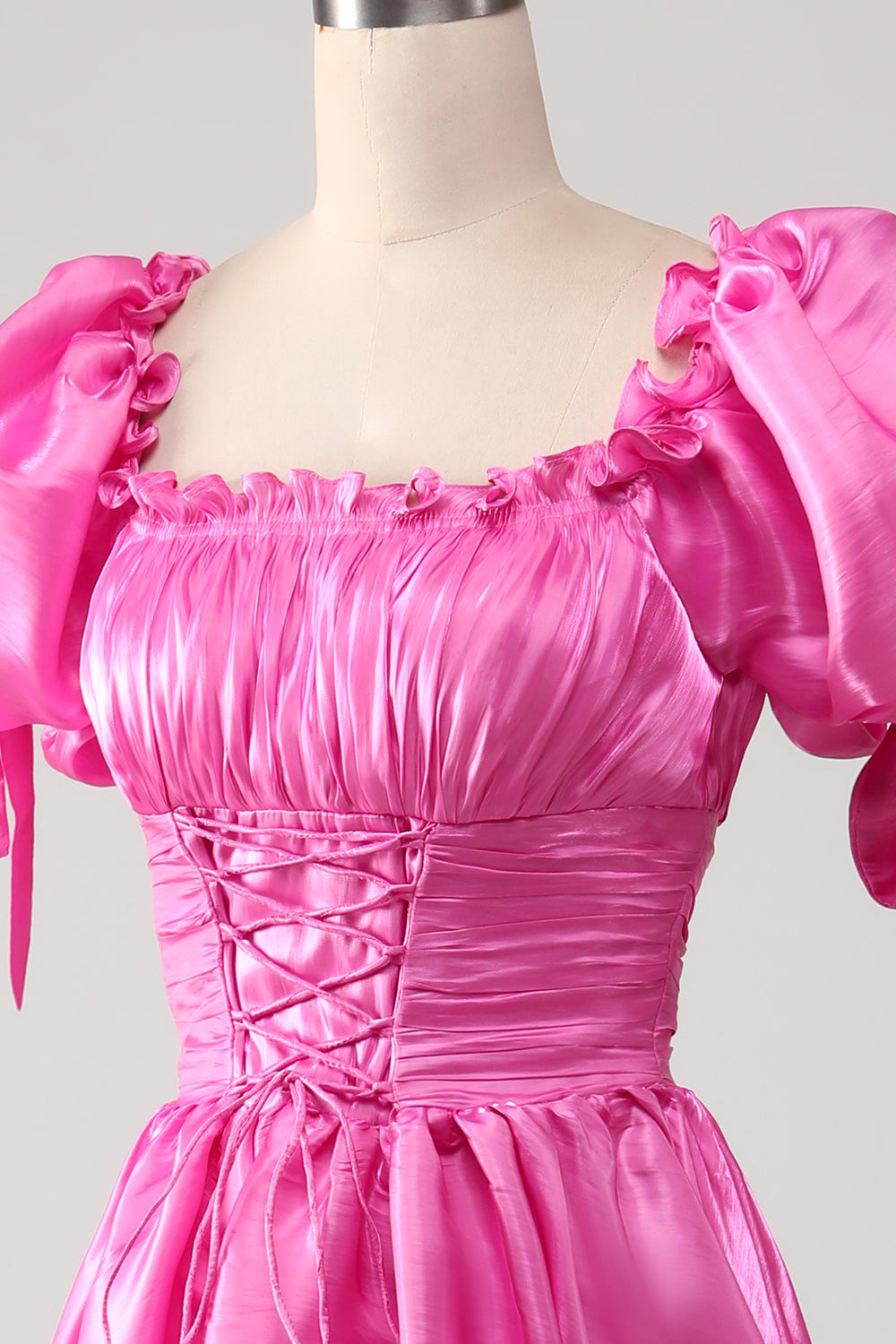 Robe de bal rose vif à volants et manches bouffantes