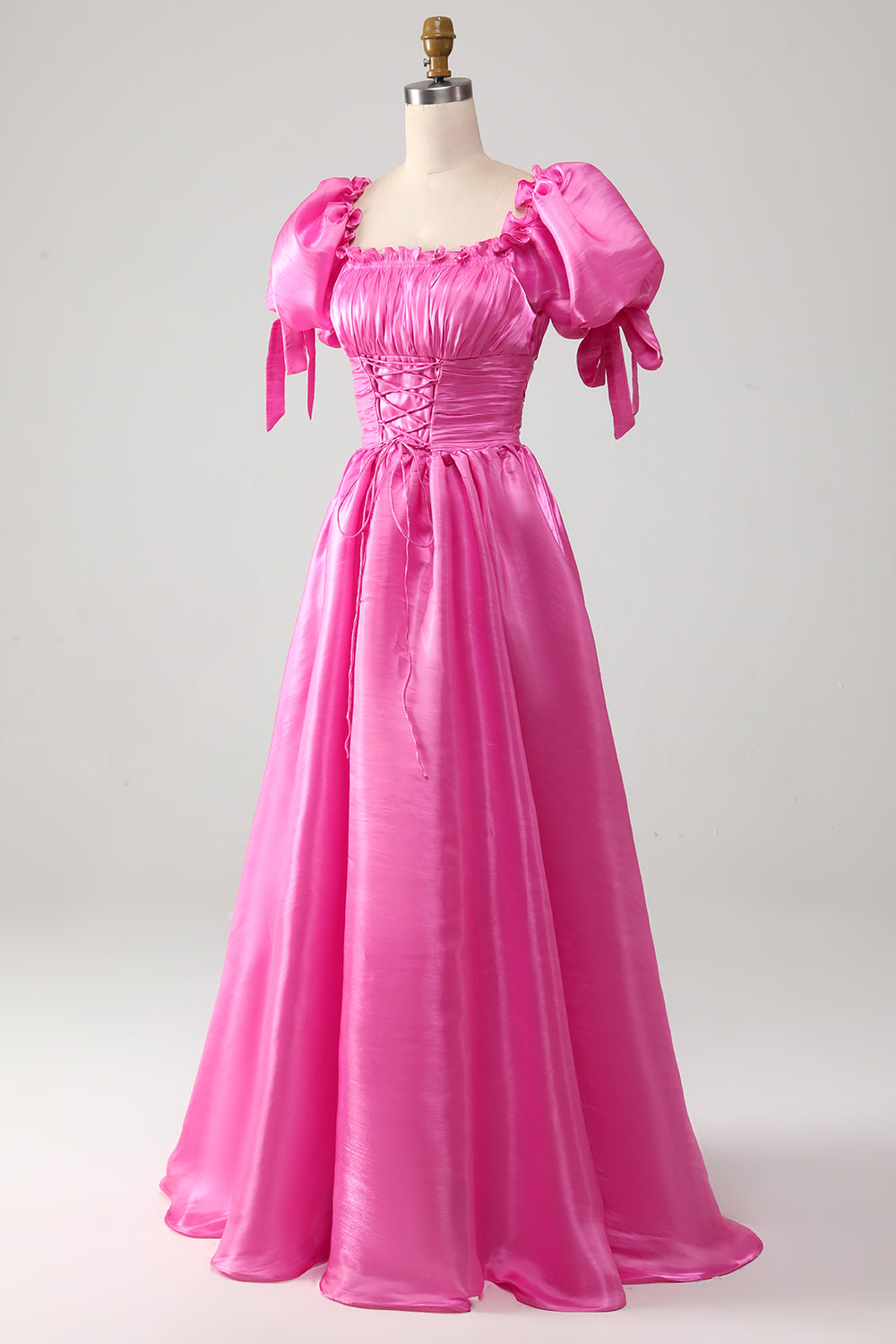 Robe de bal rose vif à volants et manches bouffantes