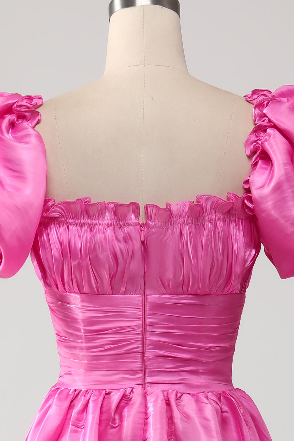 Robe de bal rose vif à volants et manches bouffantes