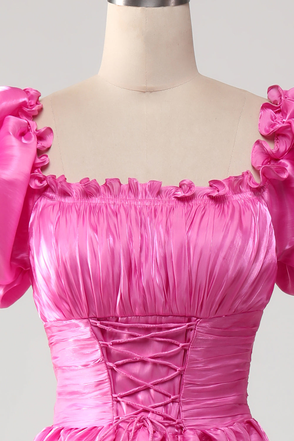 Robe de bal rose vif à volants et manches bouffantes
