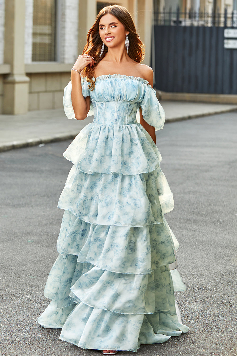 Robe longue de bal de promo évasée bleu clair à volants avec un col carré, des niveaux et un motif floral