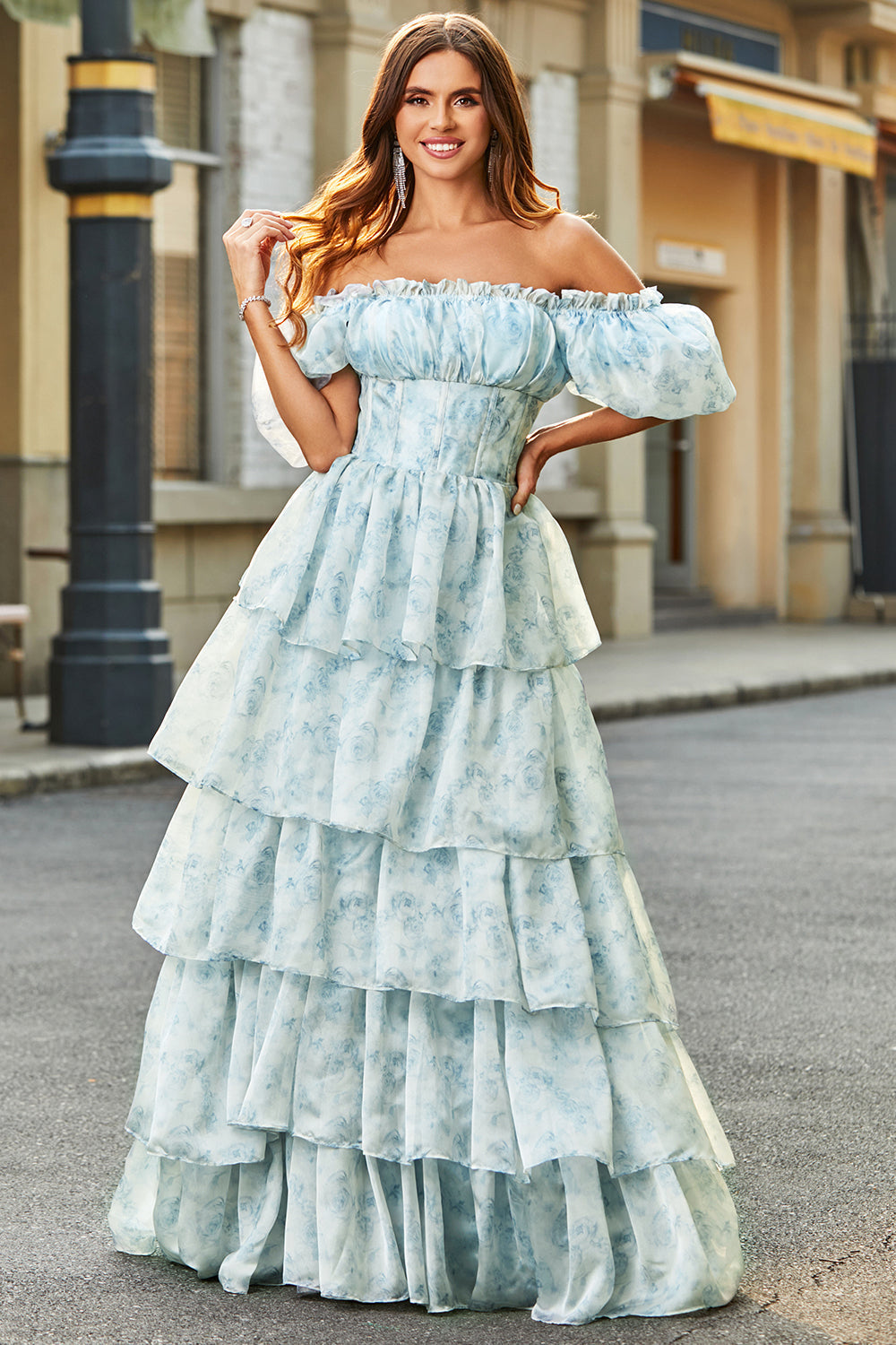 Robe de bal trapèze rose avec encolure carrée, volants et volants étagés