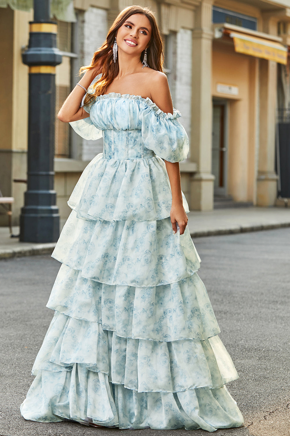 Robe de bal trapèze rose avec encolure carrée, volants et volants étagés