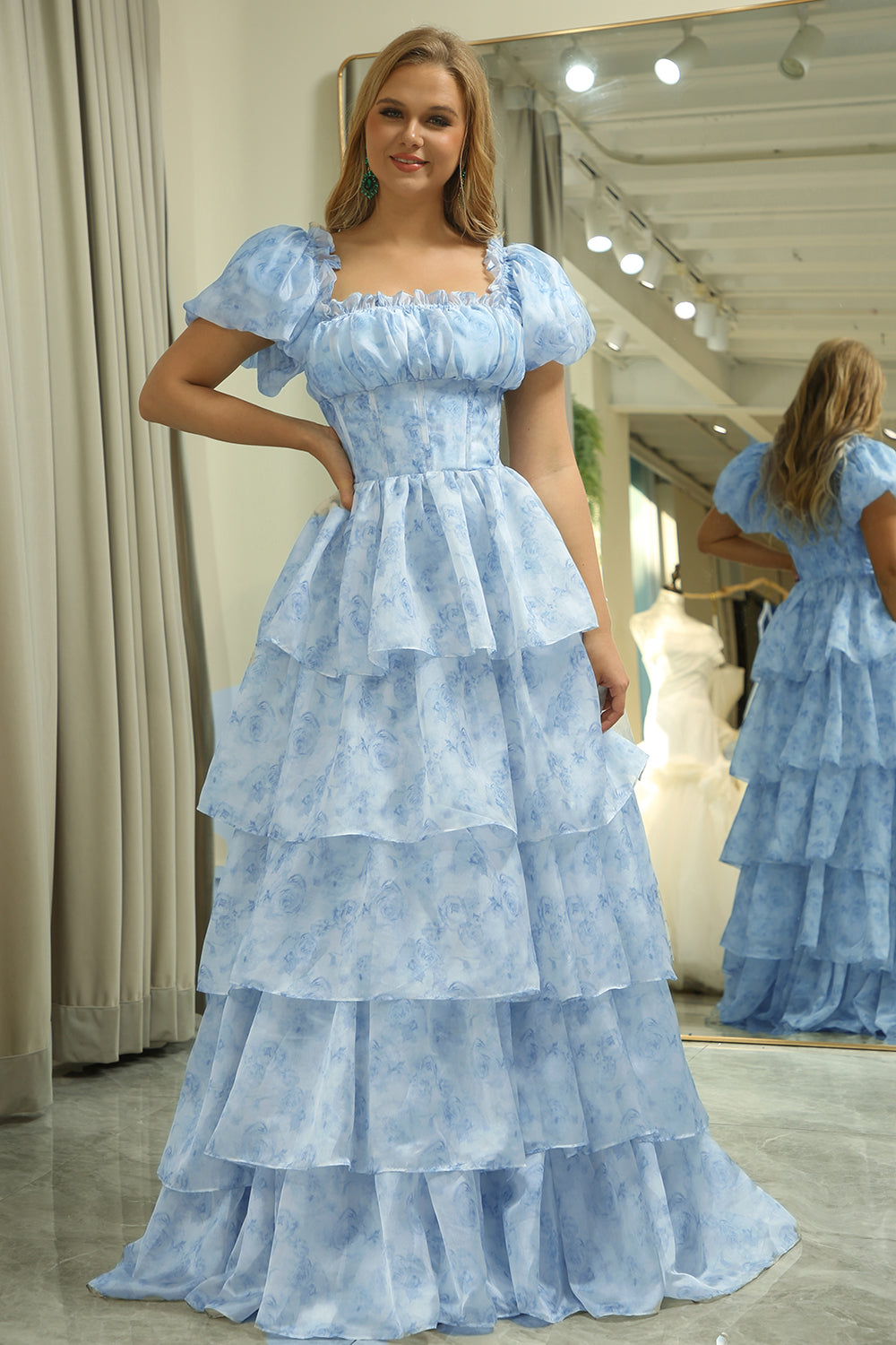 Robe de bal étagée bleu ciel en organza avec corset