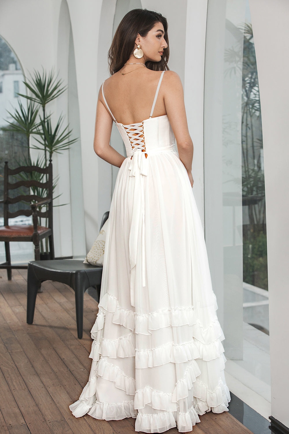 Robe de fiançailles simple en mousseline blanche à volants, avec corset et fente