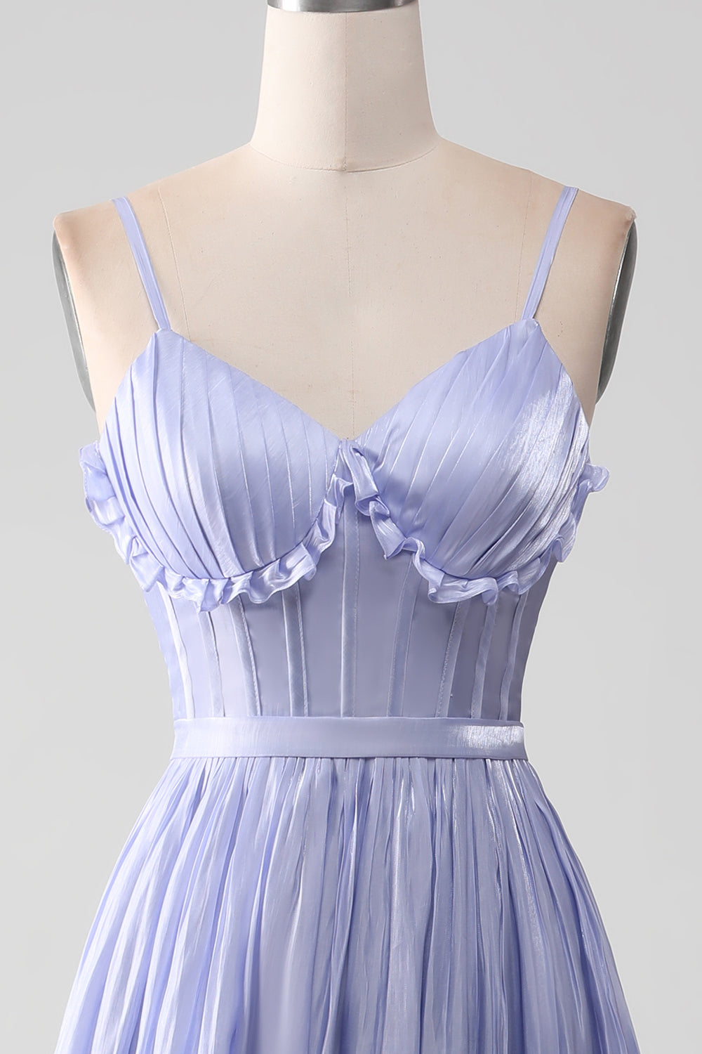 Robe de bal lavande à fines bretelles, coupe trapèze, à volants et fendue