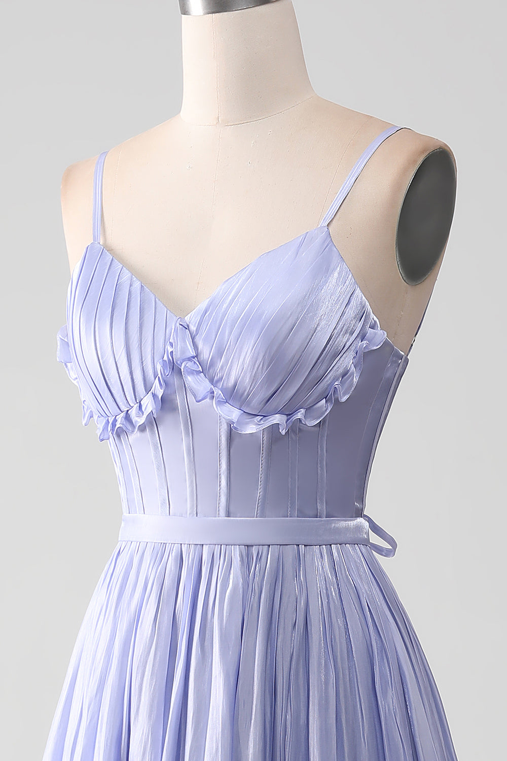 Robe de bal lavande à fines bretelles, coupe trapèze, à volants et fendue