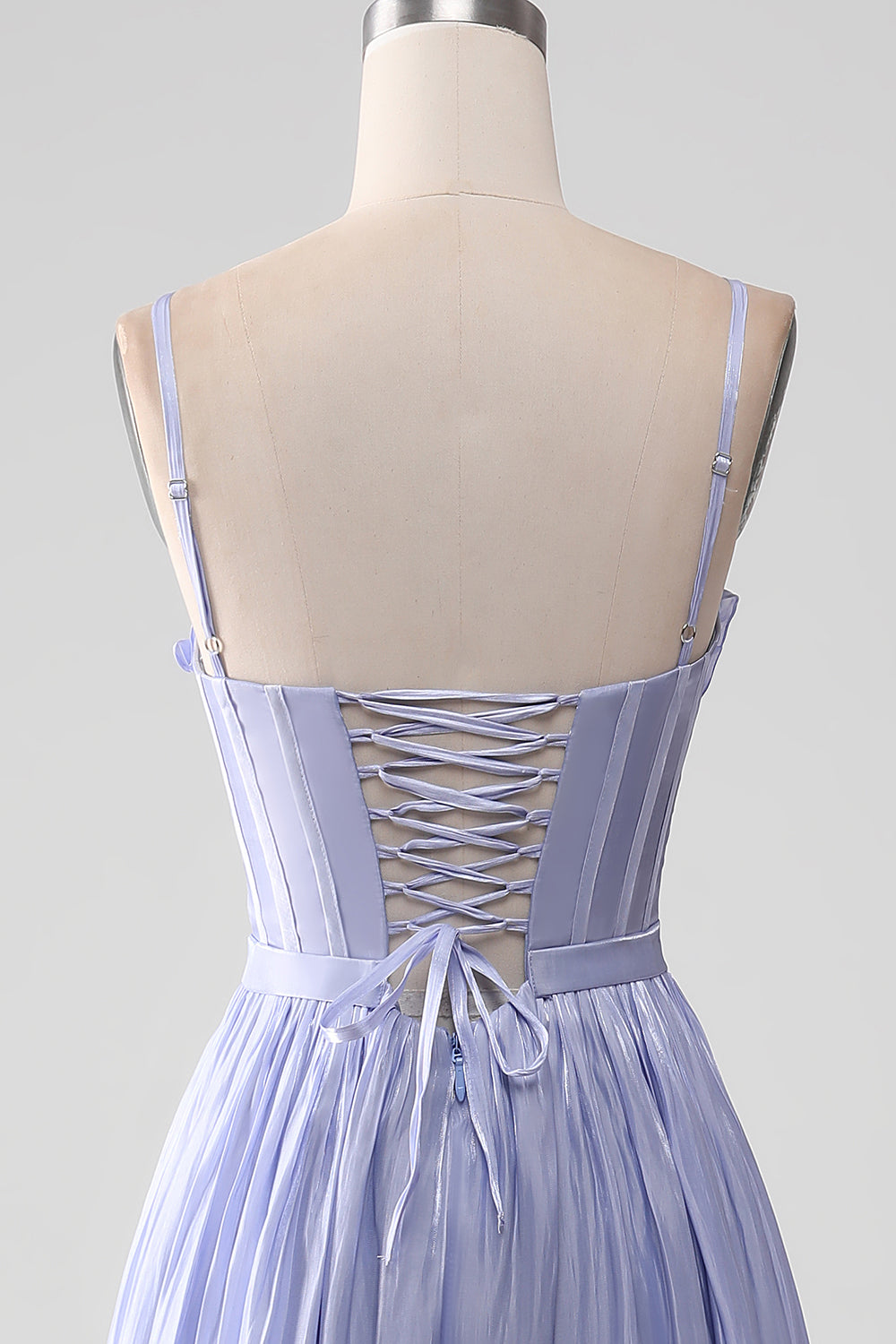 Robe de bal lavande à fines bretelles, coupe trapèze, à volants et fendue
