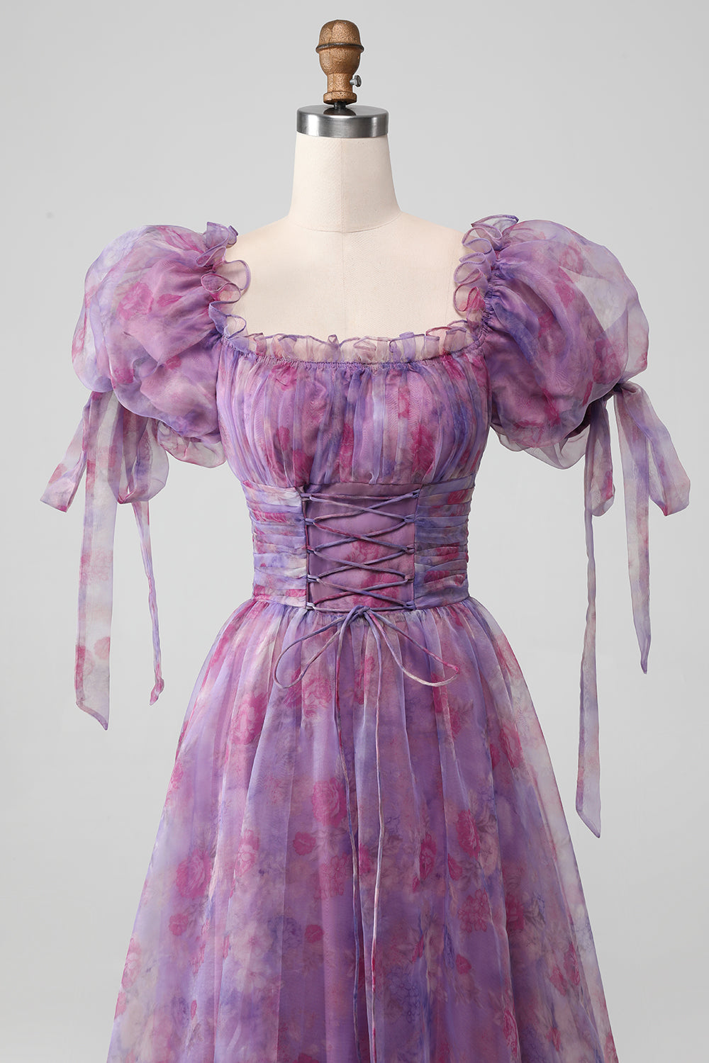 Robe longue de bal de promo évasée violette à imprimé, lacets et manches bouffantes