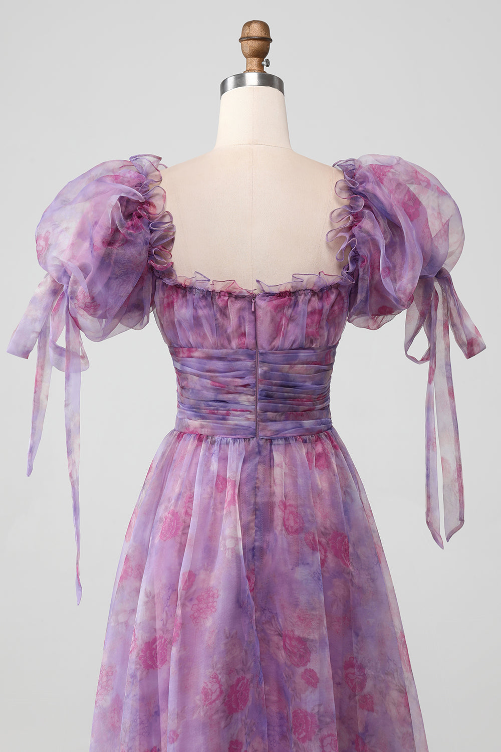 Robe longue de bal de promo évasée violette à imprimé, lacets et manches bouffantes