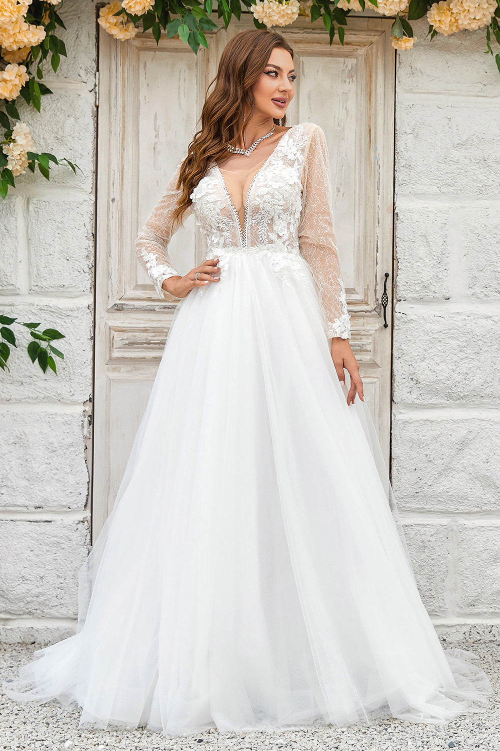 Robe de mariée en tulle ivoire à col en V plongeant avec traîne et dentelle