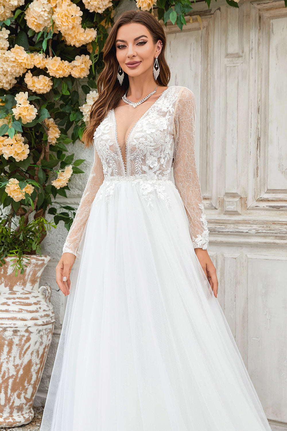Robe de mariée en tulle ivoire à col en V plongeant avec traîne et dentelle