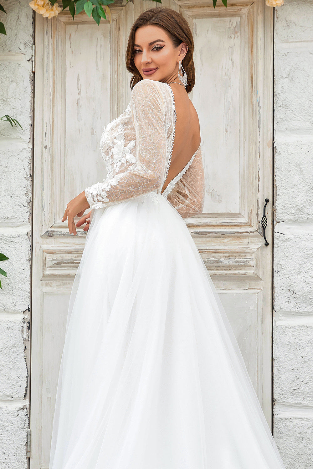 Robe de mariée en tulle ivoire à col en V plongeant avec traîne et dentelle