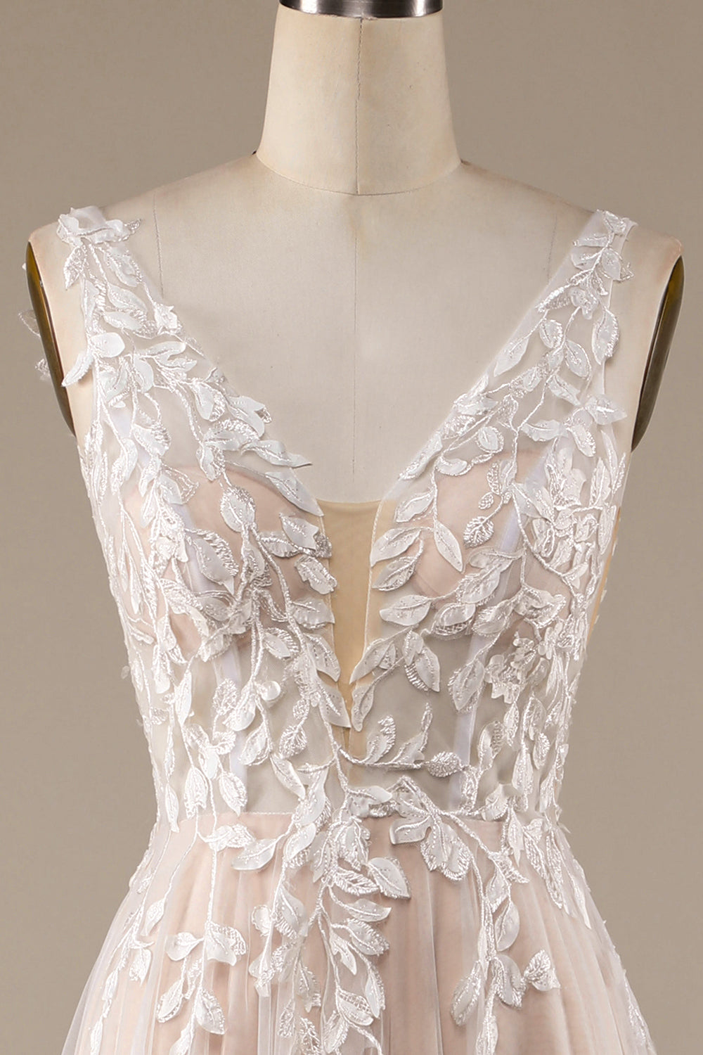 Robe de mariée en tulle champagne à décolleté en V, dos nu et dentelle