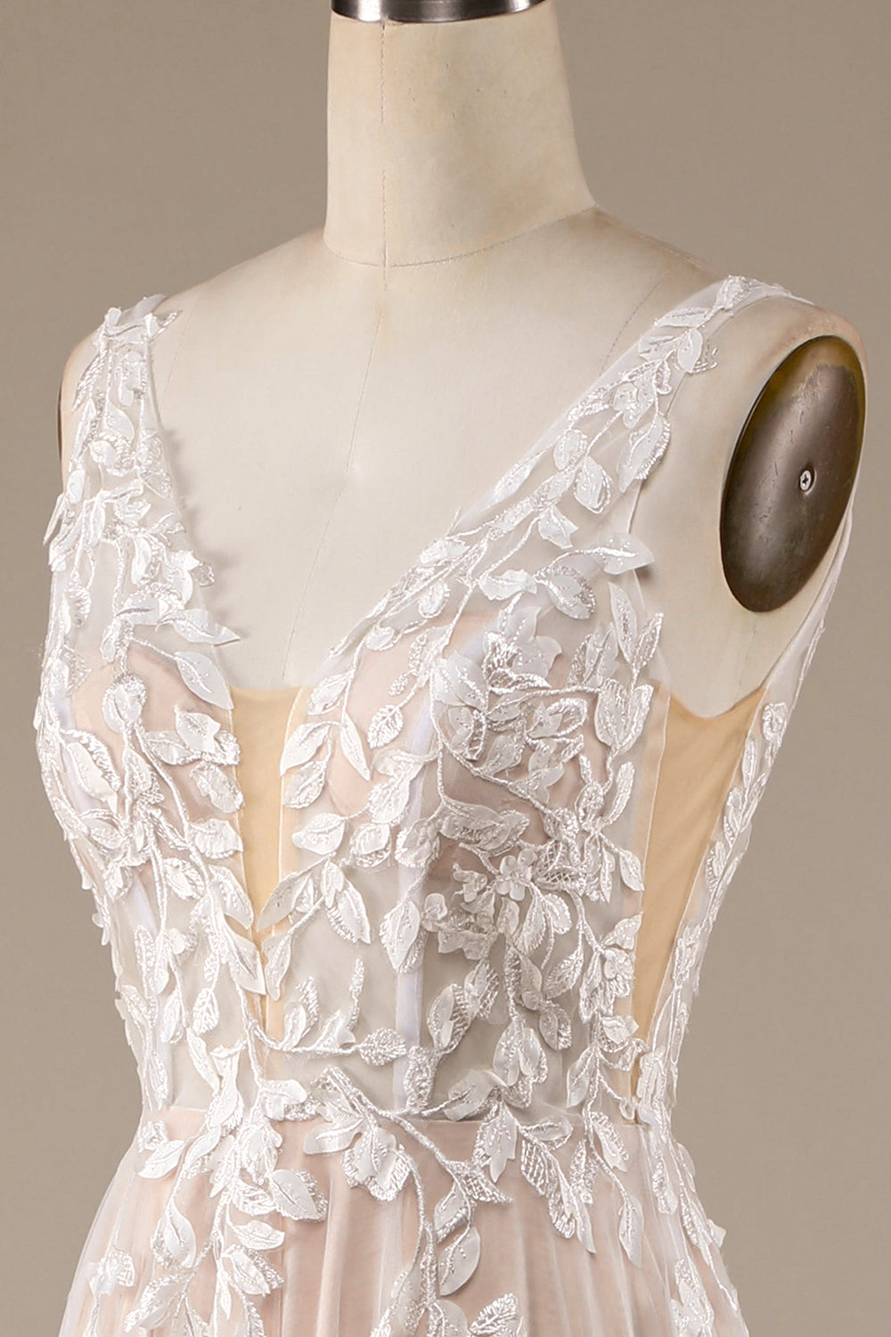 Robe de mariée en tulle champagne à décolleté en V, dos nu et dentelle