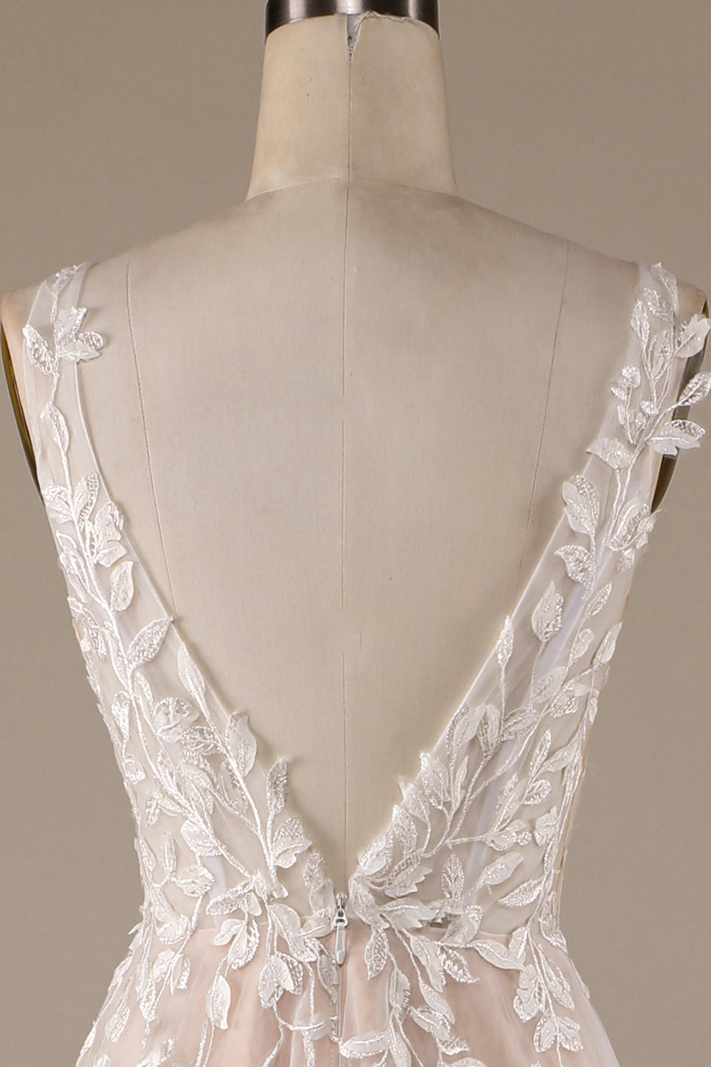 Robe de mariée en tulle champagne à décolleté en V, dos nu et dentelle