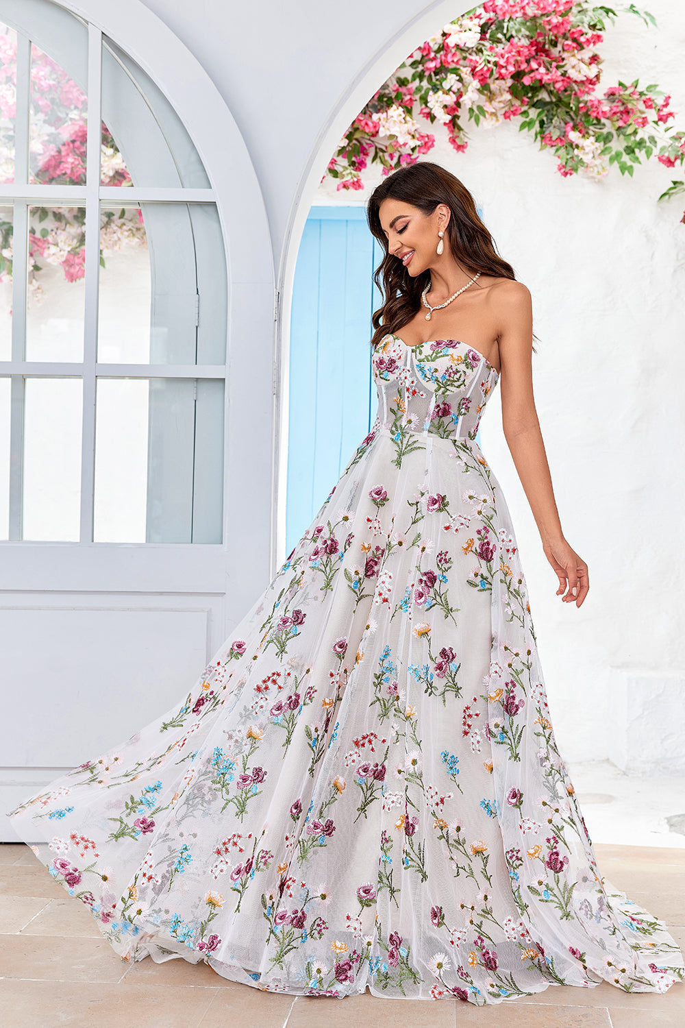 Robe de mariée longue ivoire en ligne A avec broderie, décolleté en cœur