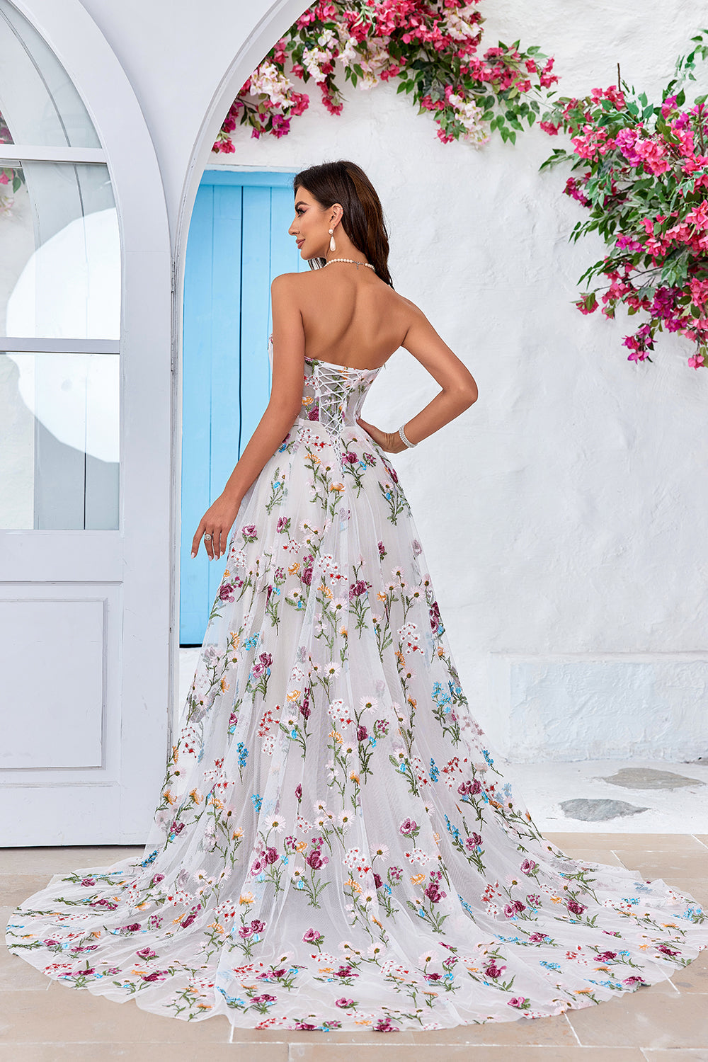 Vestido de Graduación Largo Marfil sin Tirantes de Tul con Cola y Bordado