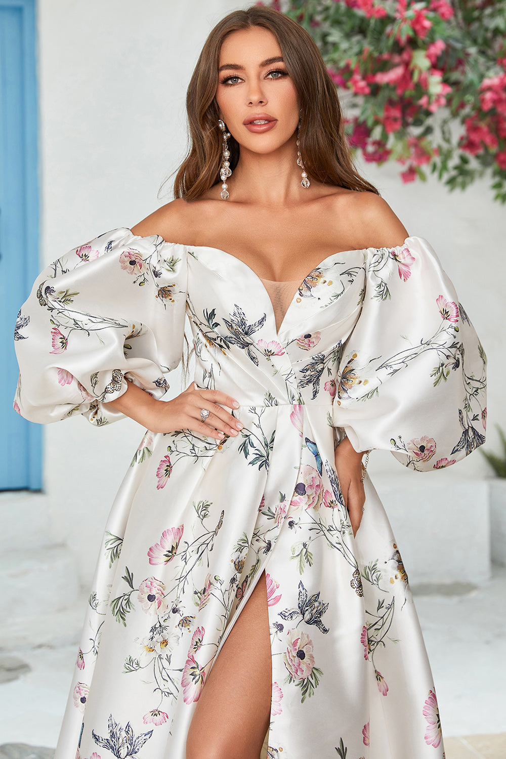 Robe de mariée ivoire en satin à traîne chapelle avec motifs floraux