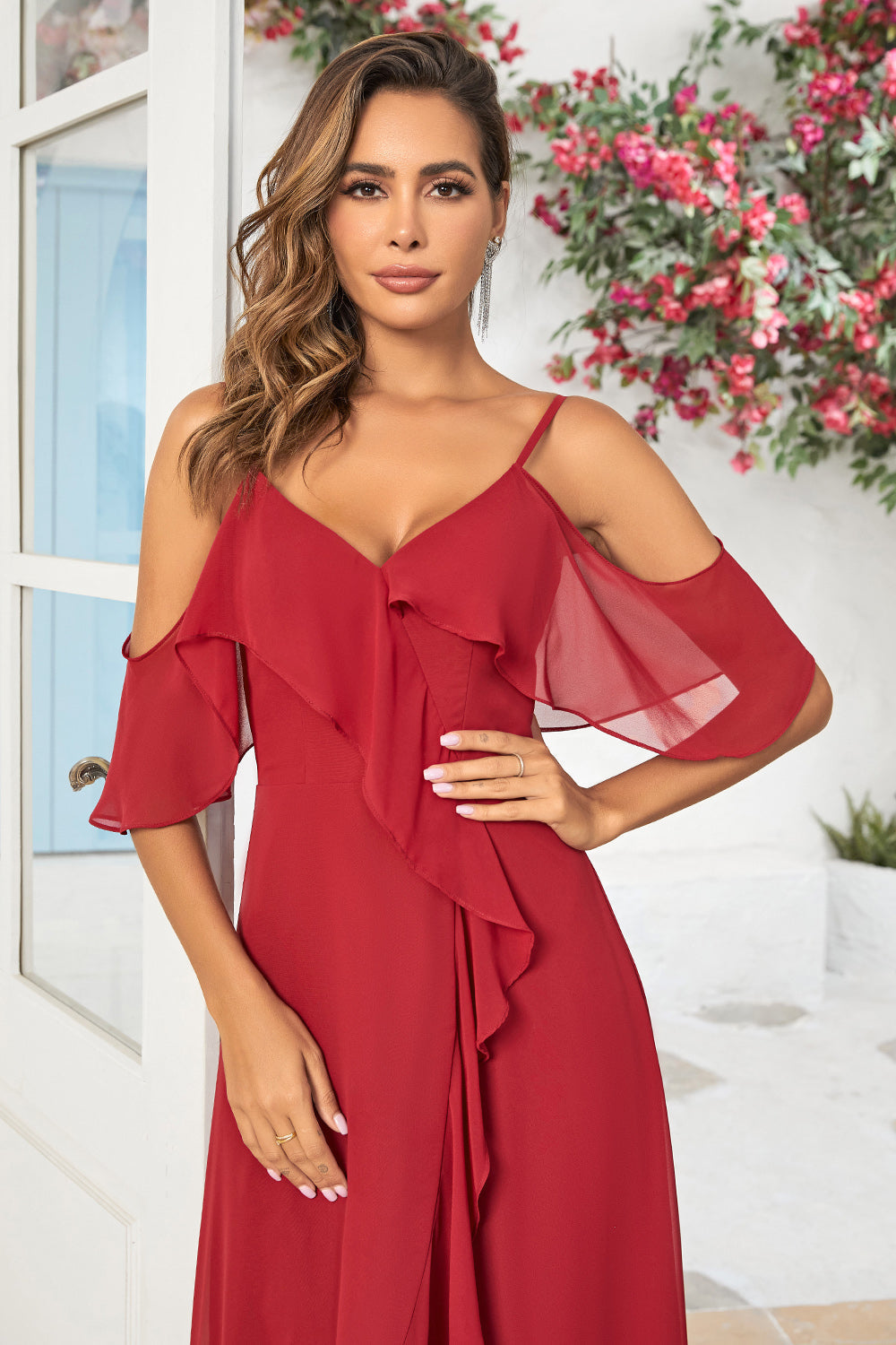 Robe longue de demoiselle d'honneur bordeaux à épaules dénudées et volants