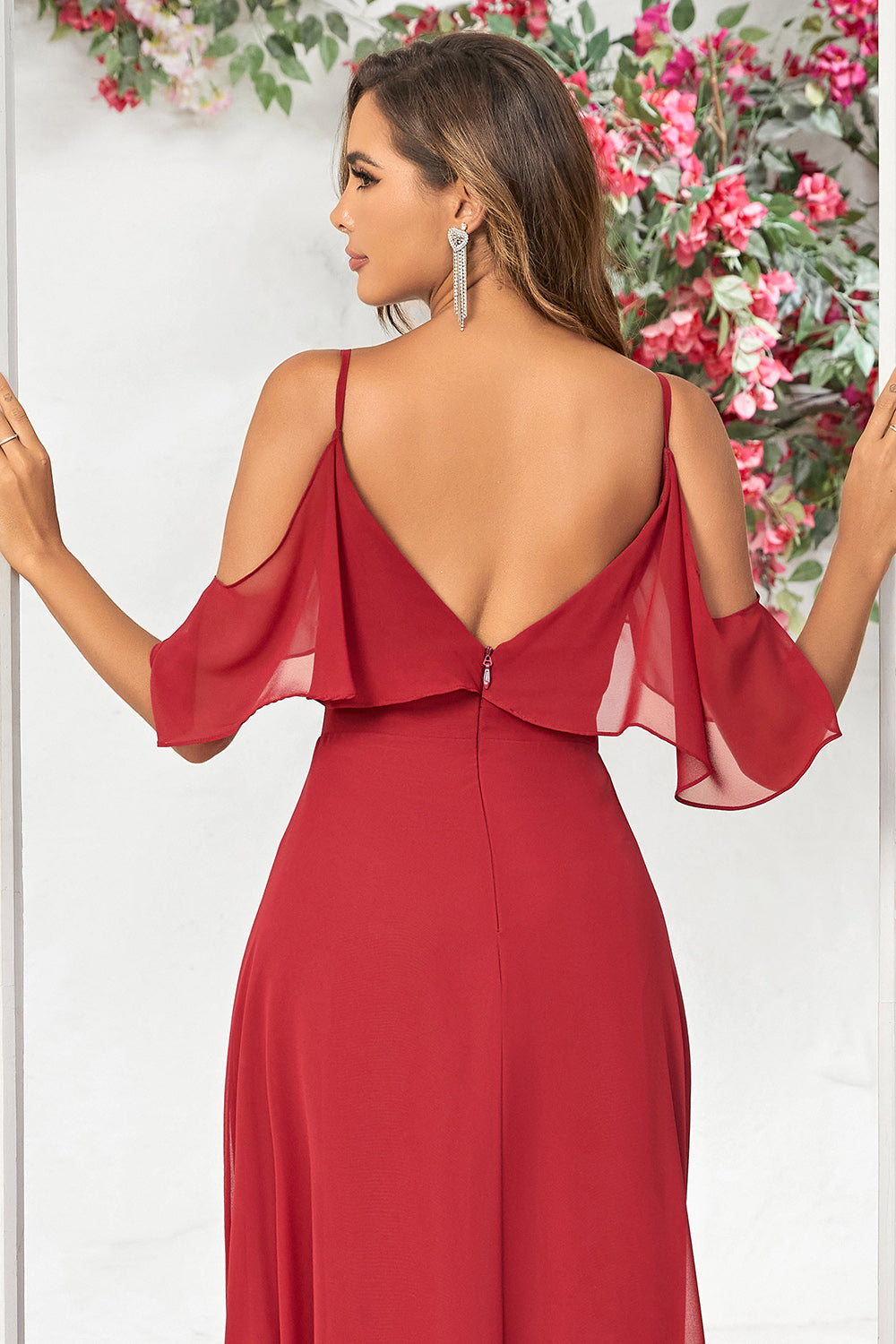 Robe longue de demoiselle d'honneur bordeaux à épaules dénudées et volants