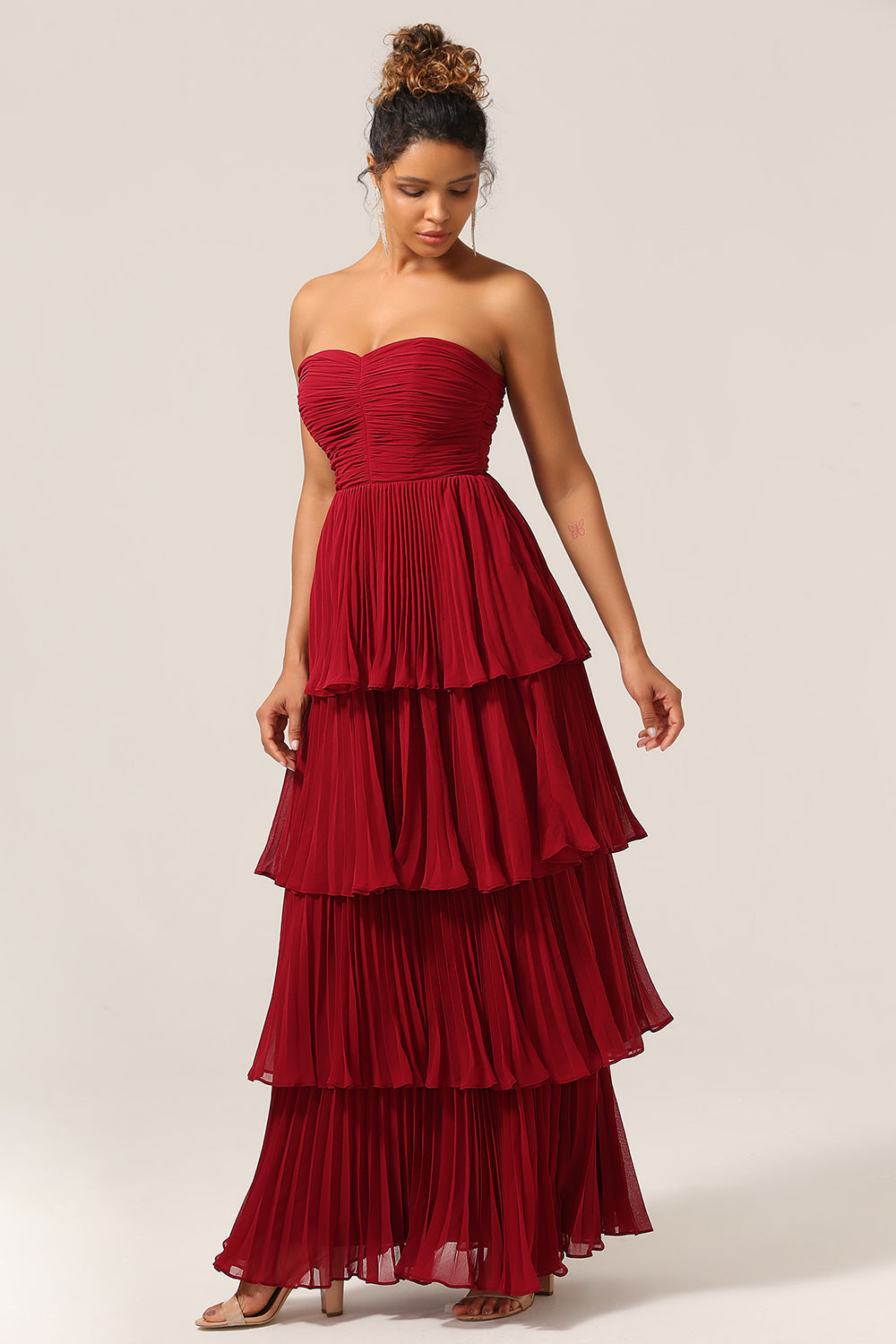 Charmante robe de demoiselle d'honneur longue bordeaux, coupe trapèze, bustier et volants