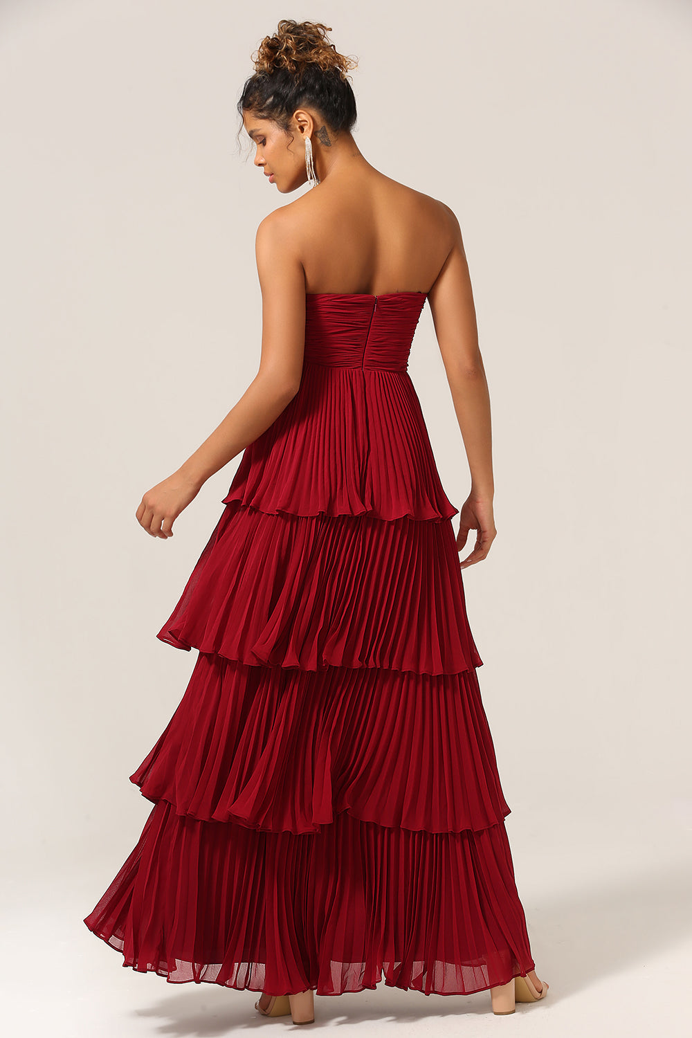 Charmante robe de demoiselle d'honneur longue bordeaux, coupe trapèze, bustier et volants