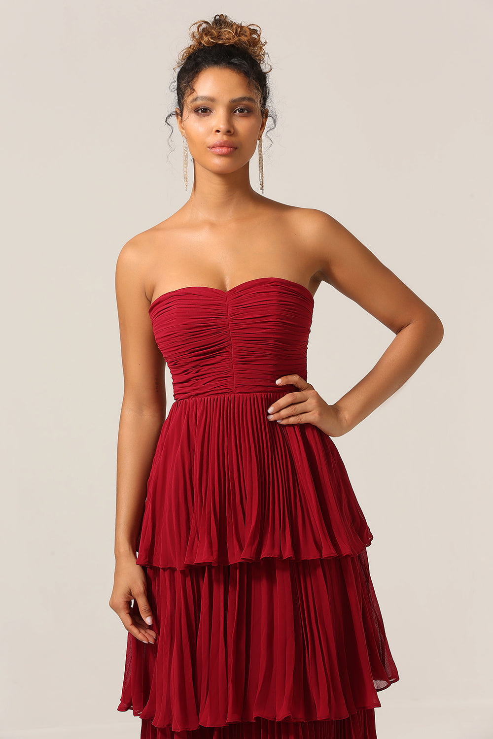 Charmante robe de demoiselle d'honneur longue bordeaux, coupe trapèze, bustier et volants