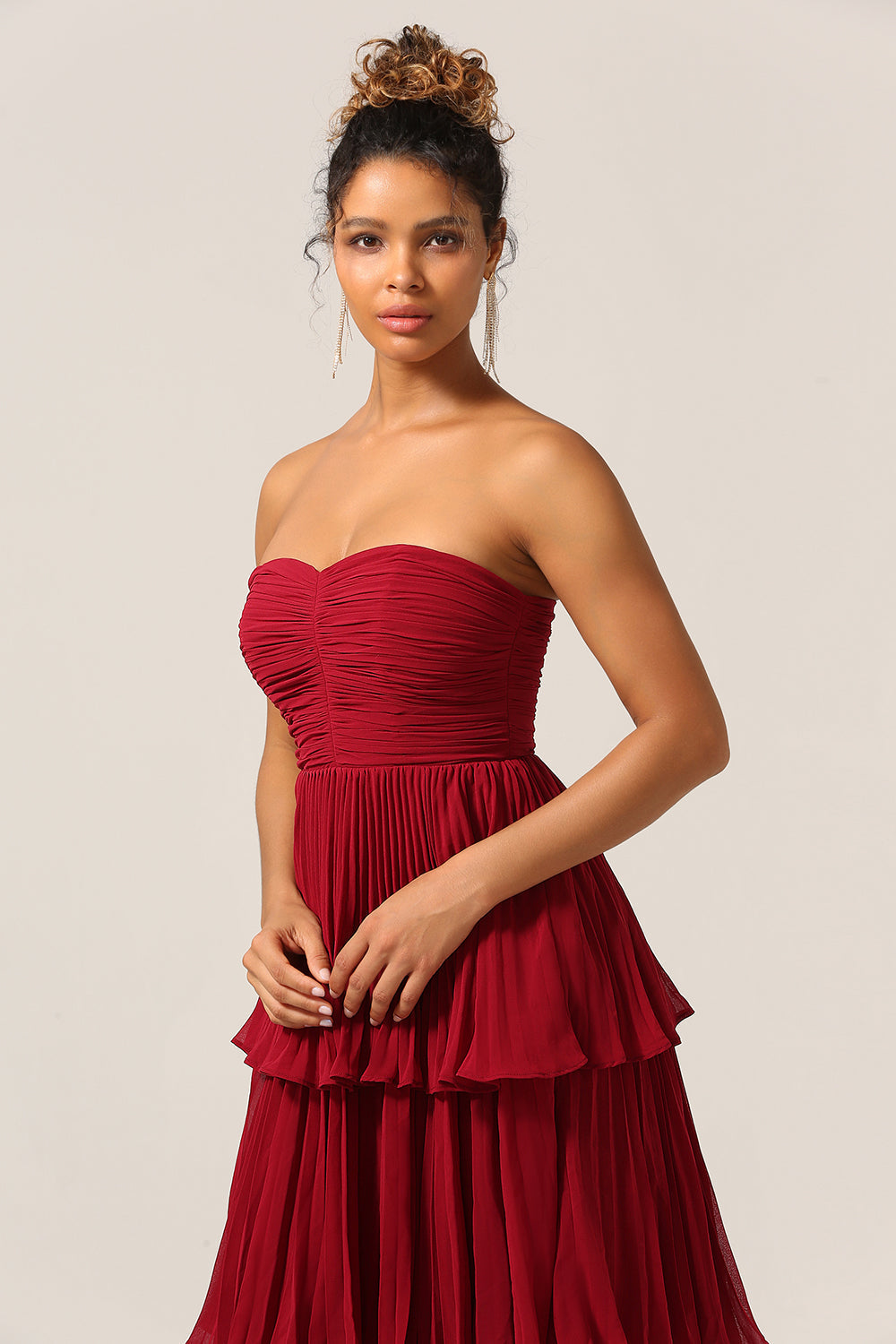 Charmante robe de demoiselle d'honneur longue bordeaux, coupe trapèze, bustier et volants