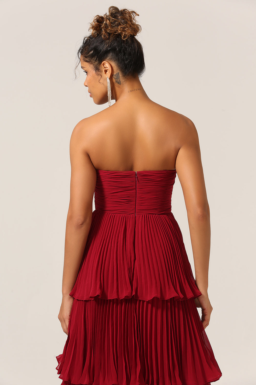 Charmante robe de demoiselle d'honneur longue bordeaux, coupe trapèze, bustier et volants