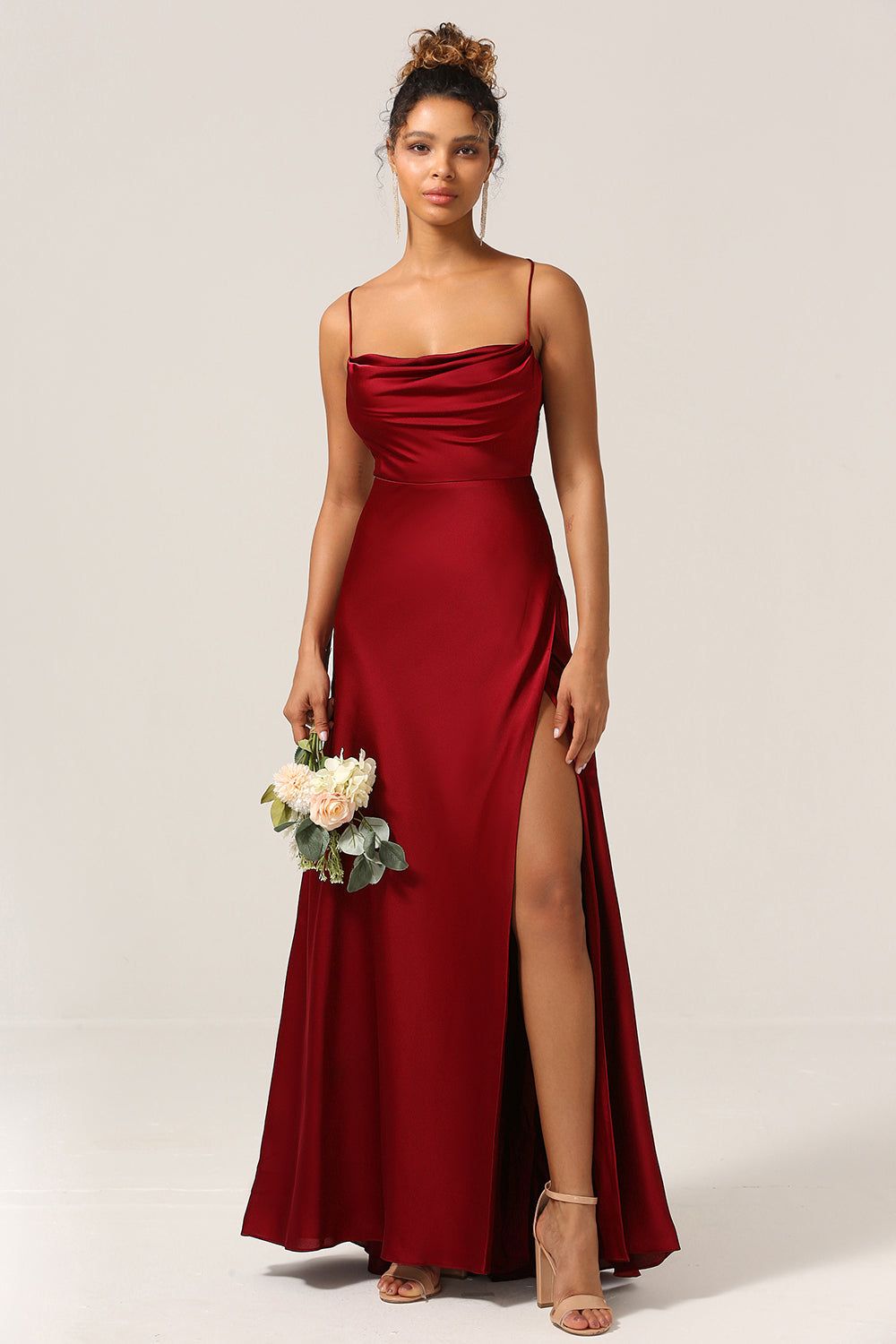 Robe longue de demoiselle d'honneur bordeaux simple, coupe trapèze, dos lacé avec bretelles croisées.