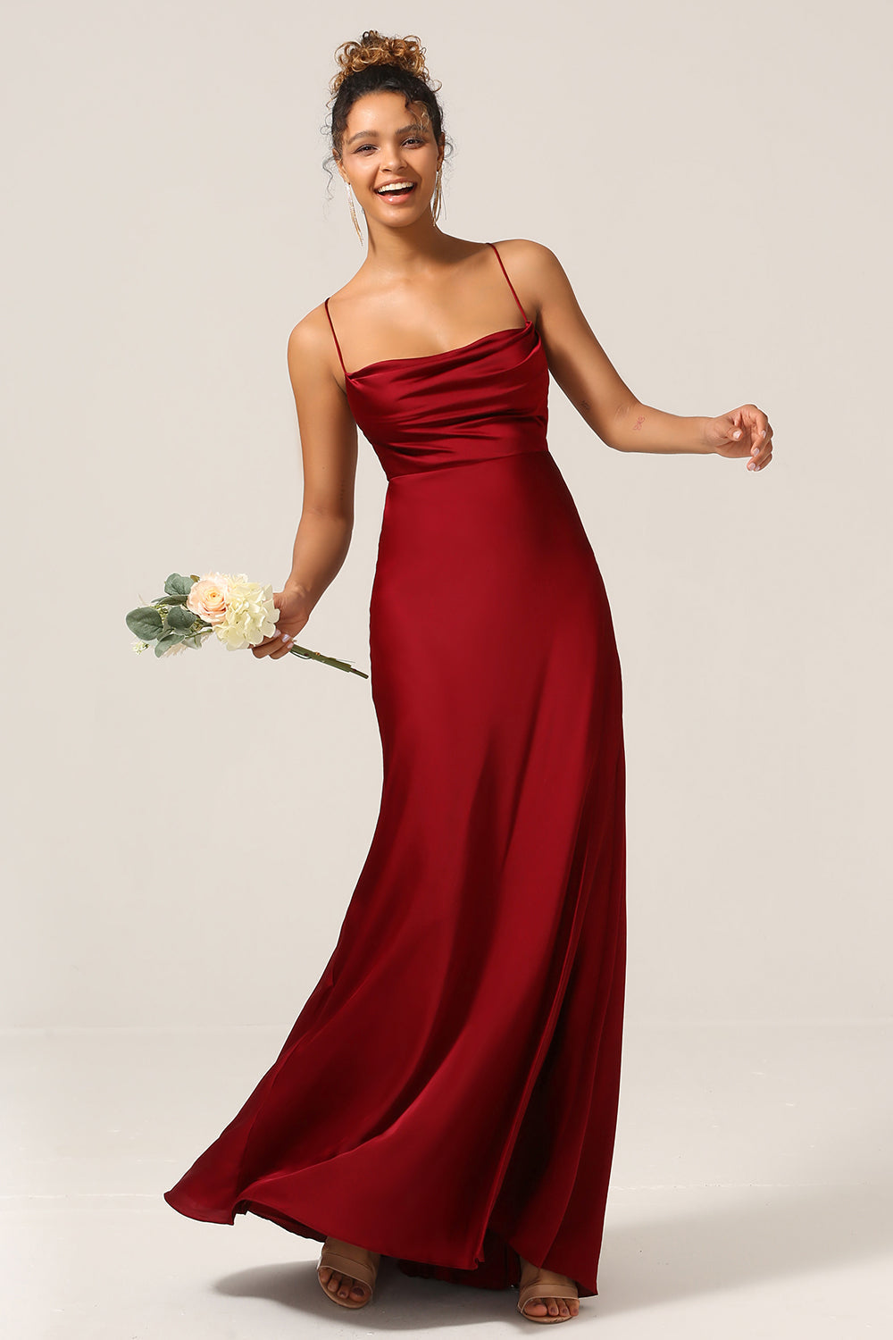 Robe longue de demoiselle d'honneur bordeaux simple, coupe trapèze, dos lacé avec bretelles croisées.