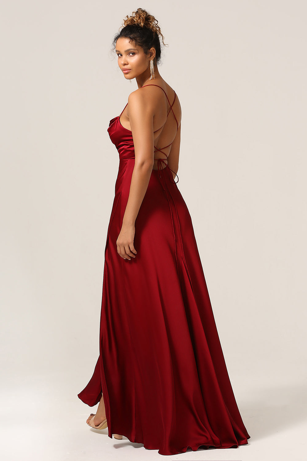 Robe longue de demoiselle d'honneur bordeaux simple, coupe trapèze, dos lacé avec bretelles croisées.