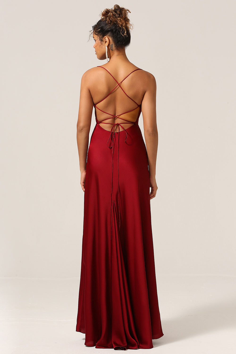 Robe longue de demoiselle d'honneur bordeaux simple, coupe trapèze, dos lacé avec bretelles croisées.