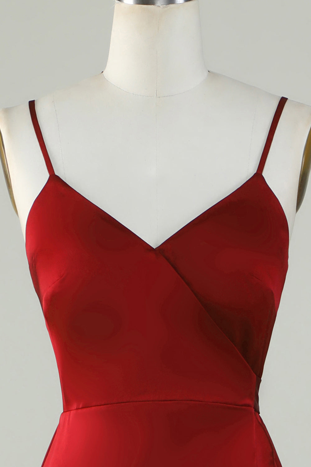Robe de demoiselle d'honneur bordeaux à fines bretelles et à volants
