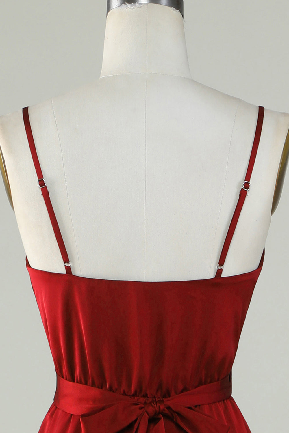 Robe de demoiselle d'honneur bordeaux à fines bretelles et à volants