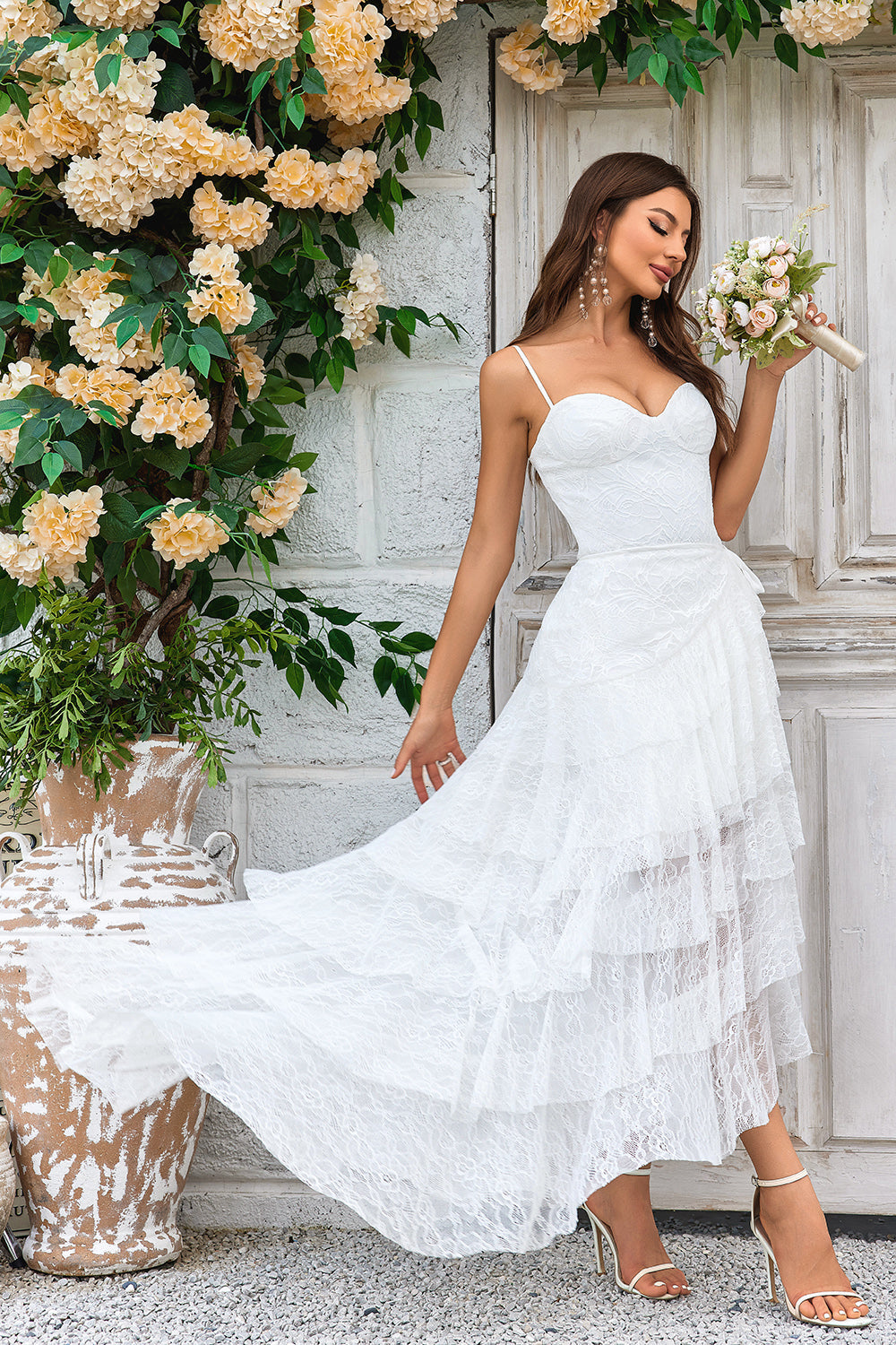 Robe de mariée bohème asymétrique en dentelle ivoire avec traîne détachable
