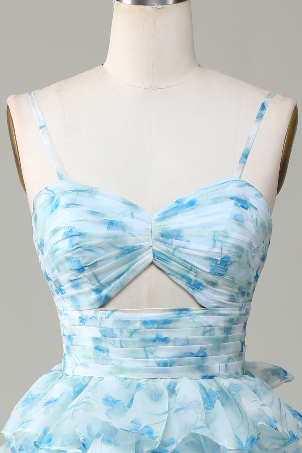Robe de demoiselle d'honneur bleue à fines bretelles, découpes et volants