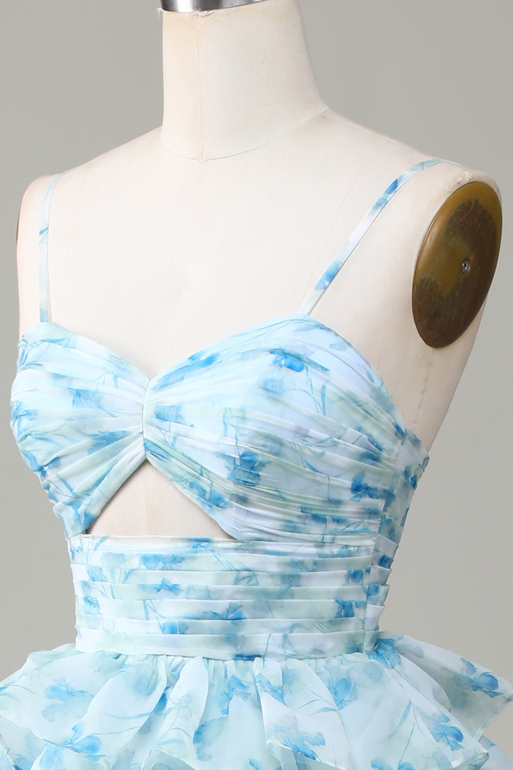 Robe de demoiselle d'honneur bleue à fines bretelles, découpes et volants