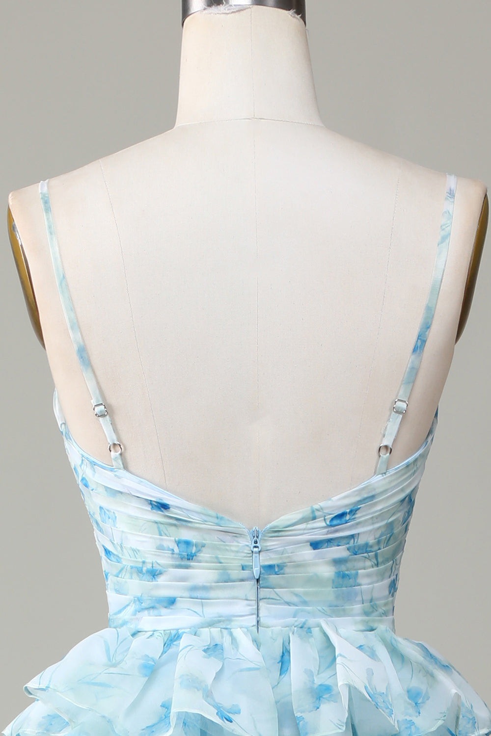 Robe de demoiselle d'honneur bleue à fines bretelles, découpes et volants