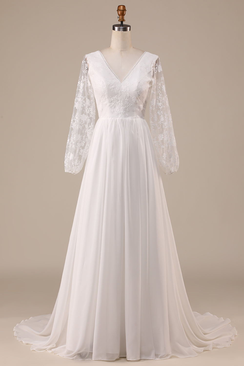 Robe de mariée bohème en mousseline de soie ivoire avec traîne et dentelle