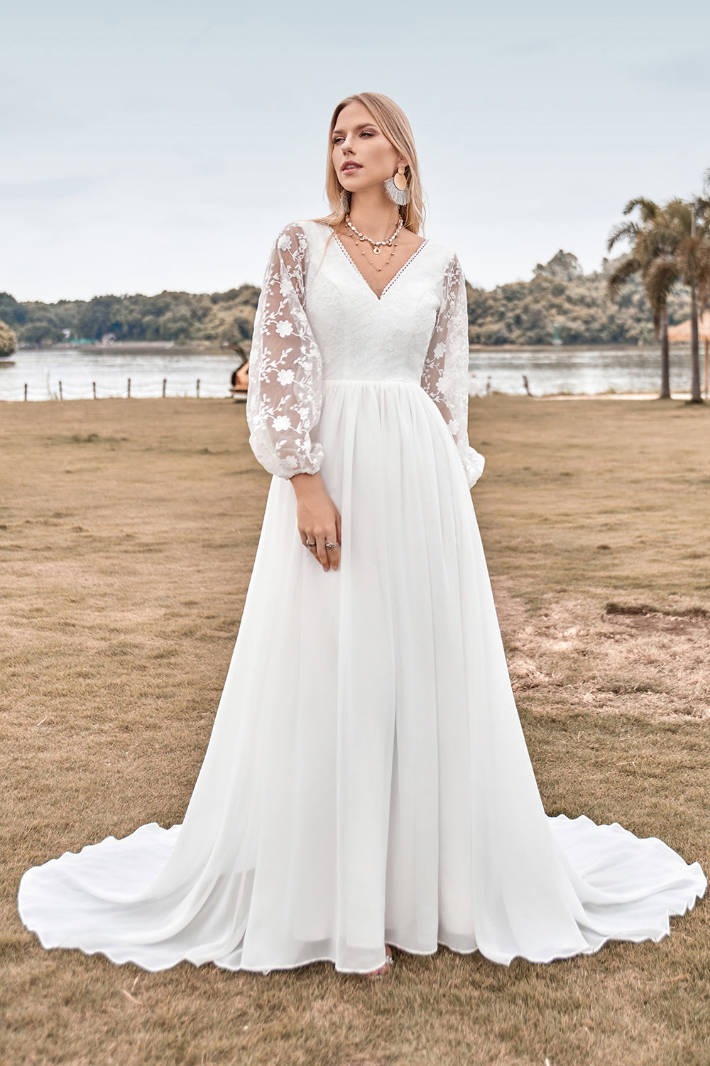 Robe de mariée bohème en mousseline ivoire coupe trapèze avec décolleté en V, traîne balayante et dentelle