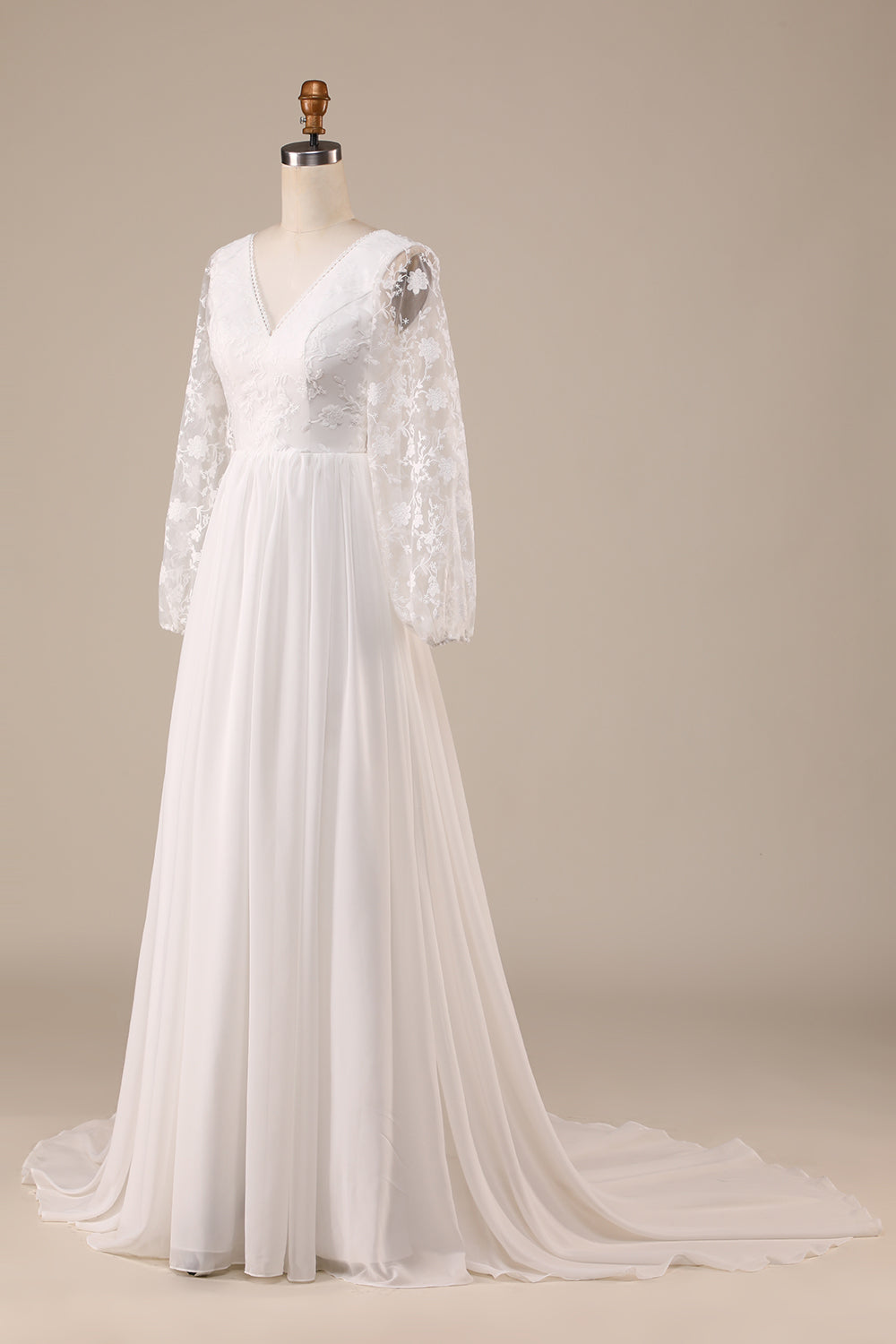 Robe de mariée bohème en mousseline de soie ivoire avec traîne et dentelle