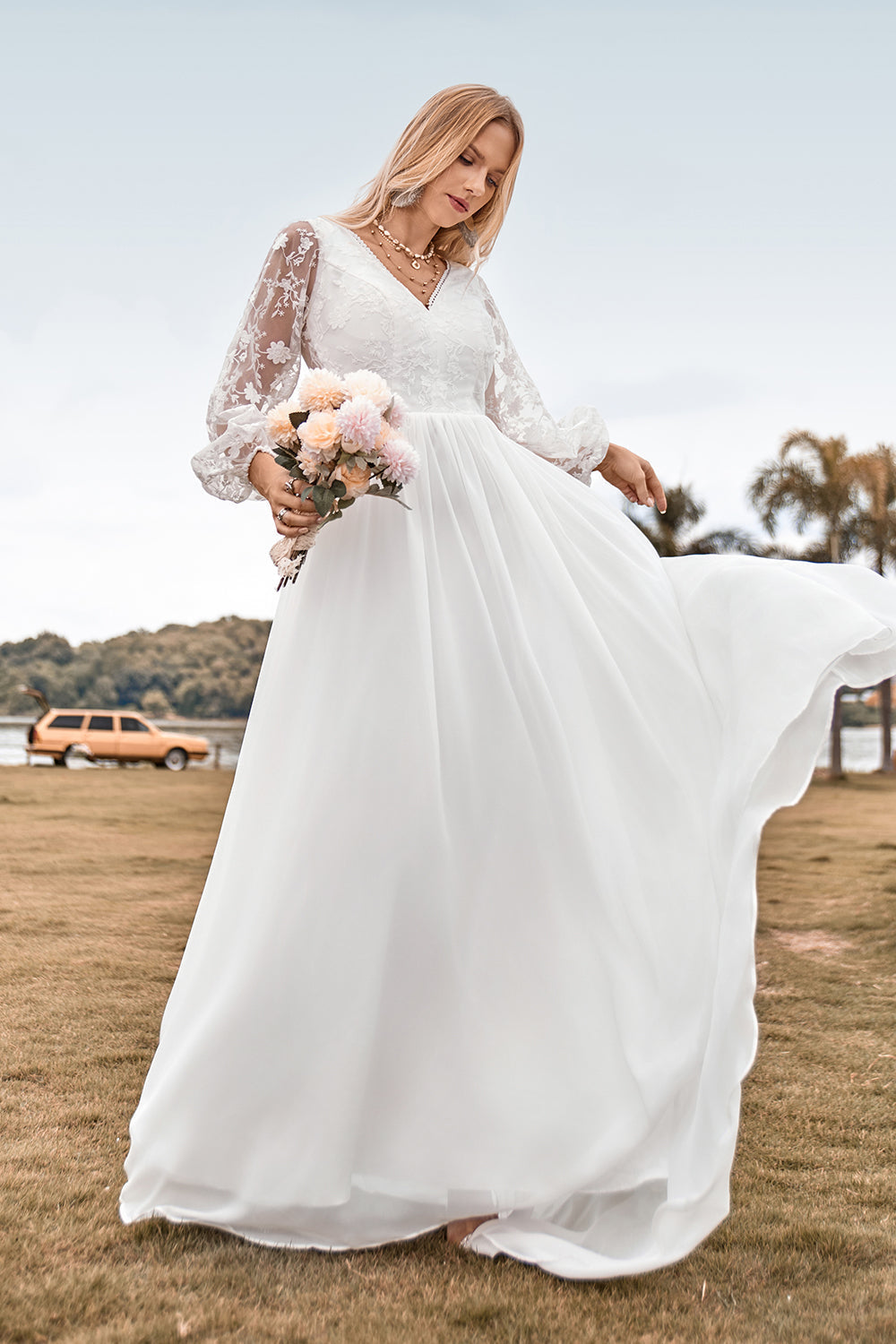 Robe de mariée bohème en mousseline ivoire coupe trapèze avec décolleté en V, traîne balayante et dentelle