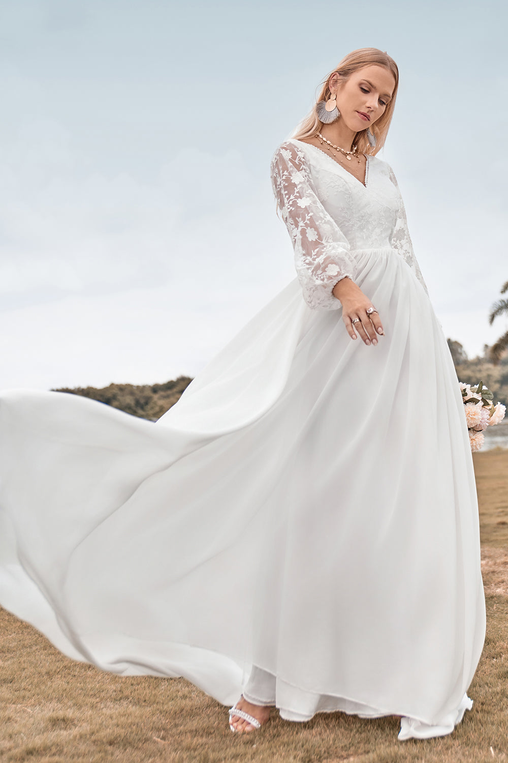 Robe de mariée bohème en mousseline ivoire coupe trapèze avec décolleté en V, traîne balayante et dentelle