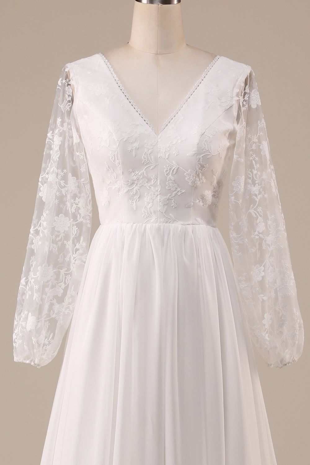Robe de mariée bohème en mousseline de soie ivoire avec traîne et dentelle