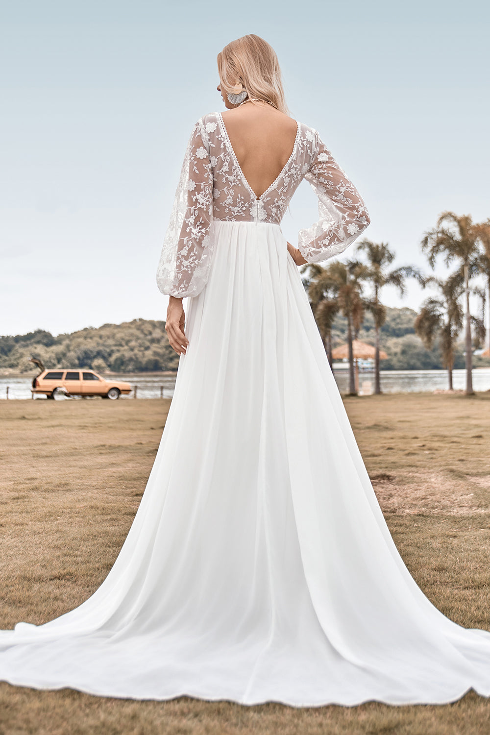 Robe de mariée bohème en mousseline ivoire coupe trapèze avec décolleté en V, traîne balayante et dentelle