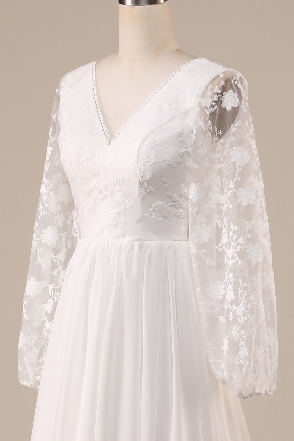 Robe de mariée bohème en mousseline de soie ivoire avec traîne et dentelle