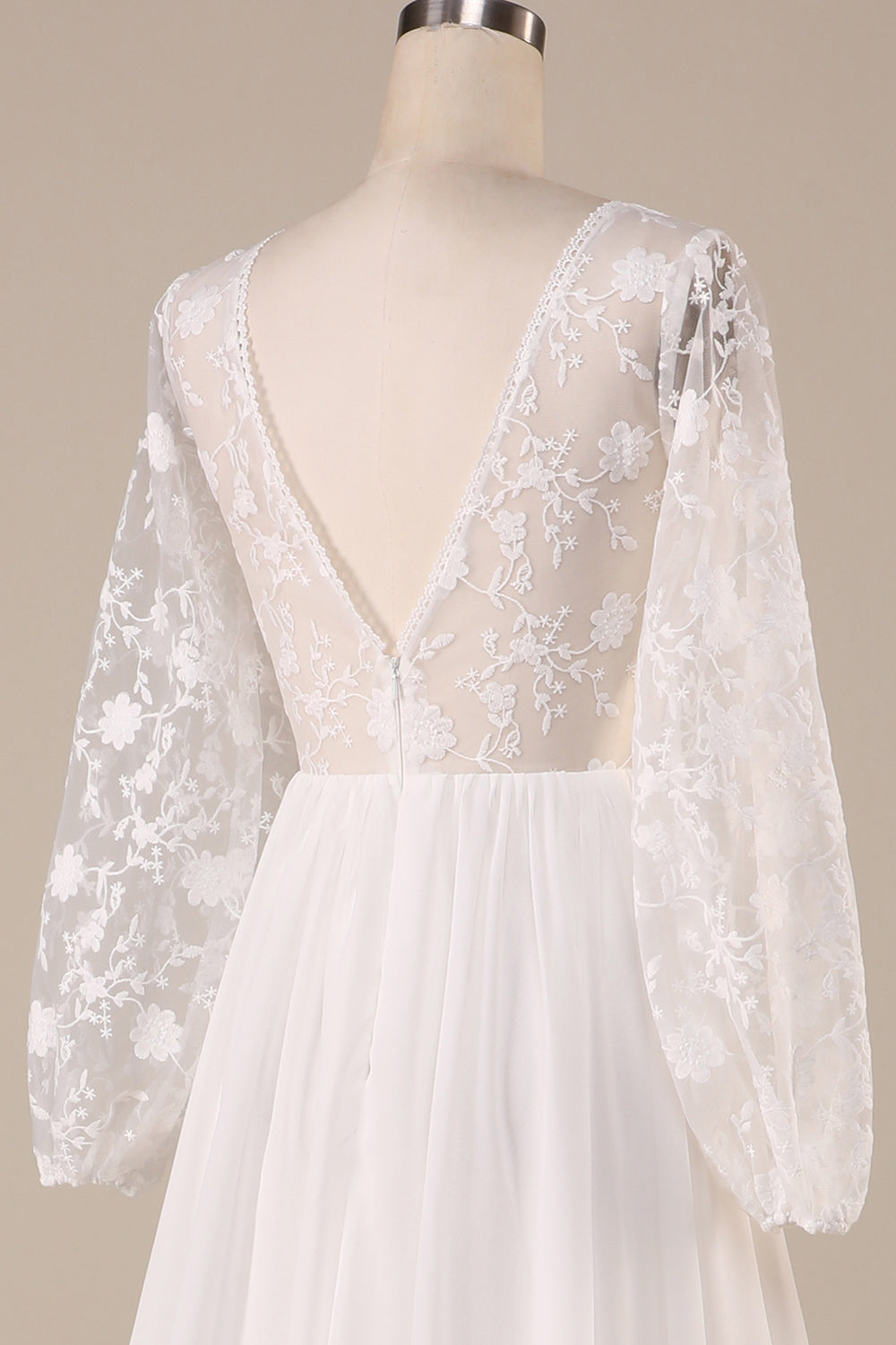 Robe de mariée bohème en mousseline de soie ivoire avec traîne et dentelle