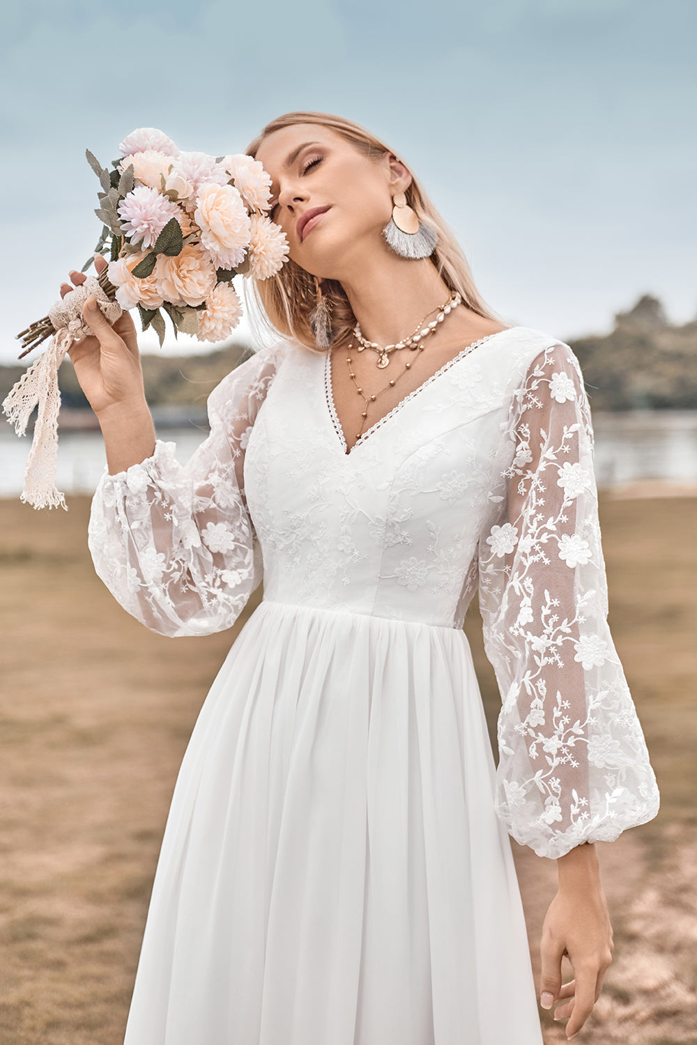 Robe de mariée bohème en mousseline ivoire coupe trapèze avec décolleté en V, traîne balayante et dentelle